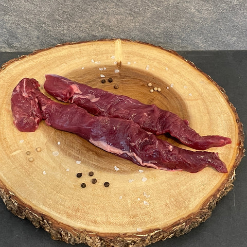 Mufflonfile på skärbräda med salt och pepper