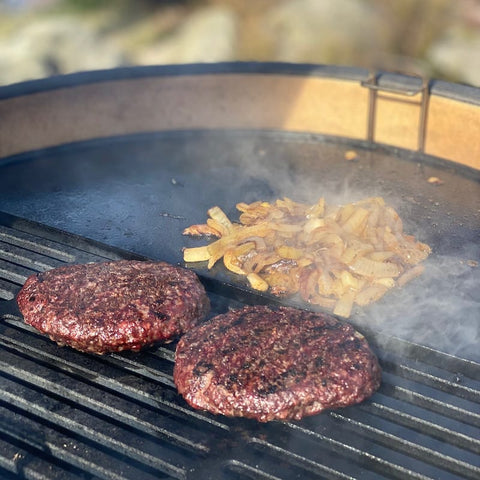 Björnburgare av svenskt björnkött på grillen tillsammans med whiskylök köp hos Swedish Wild