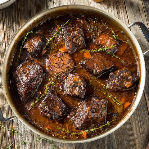 Gryta med rensida eller revben kokkött av renkött som du kan köpa hos Swedish Wild