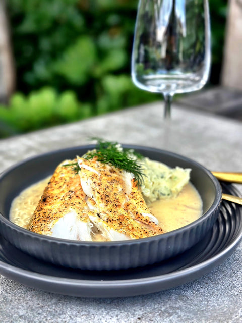 Grillad gäddfilé, dillpotatismos med vitvinssås.