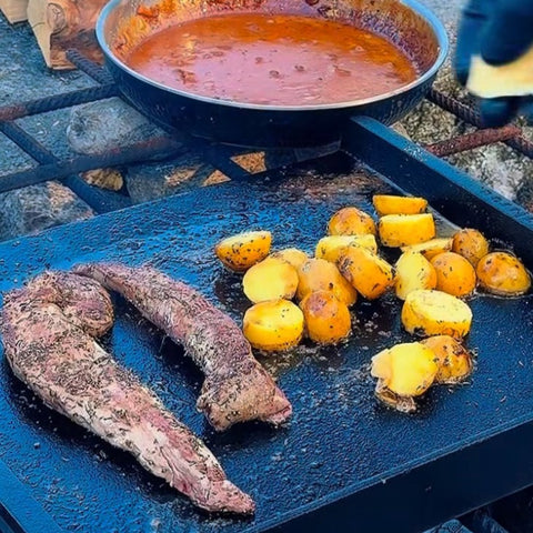 Reninnerfilé, stekt potatis med kantarellsås och svartvinbärsgelé