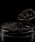 Swedish Black Caviar Pearl från Arctic Roe of Scandinavia i glasburk med kaviarsked