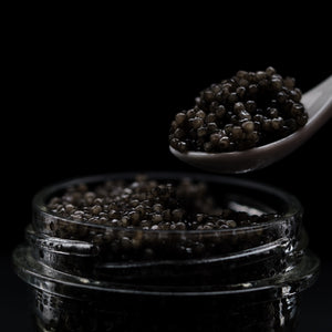 Swedish Black Caviar Pearl från Arctic Roe of Scandinavia i glasburk med kaviarsked