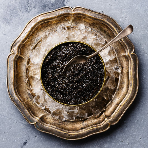 Stor burk av Swedish Black Caviar på is och silverfat